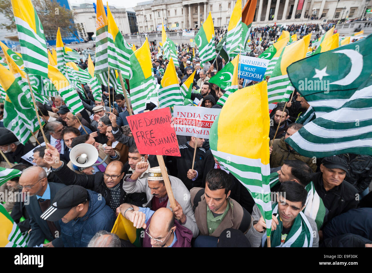 Whitehall, Londra, Regno Unito. Il 26 ottobre 2014. Diverse centinaia di pro-sostenitori del Kashmir prendere parte alla cosiddetta "milioni di marzo" da Trafalgar Square a Downing Street. La data di marzo, 26 ottobre, è stata evidenziata come significativo per pro-Pakistan gruppi come è stato in questa data nel 1947 che l'ultimo dominatore dello stato di Jammu e Kashmir ha aderito all'India. Nella foto: il Kashmir sostenitori raccogliere in Trafalgar Square. Credito: Lee Thomas/Alamy Live News Foto Stock