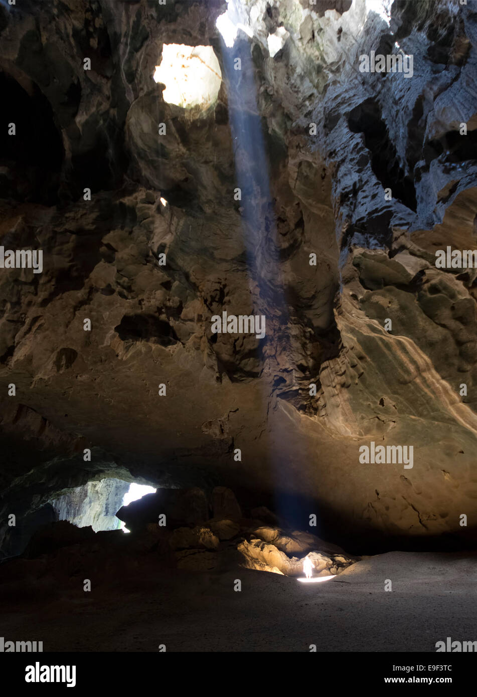 Un raggio di sole nella cattedrale grotta ankarana parco nazionale del Madagascar rileva una figura Foto Stock