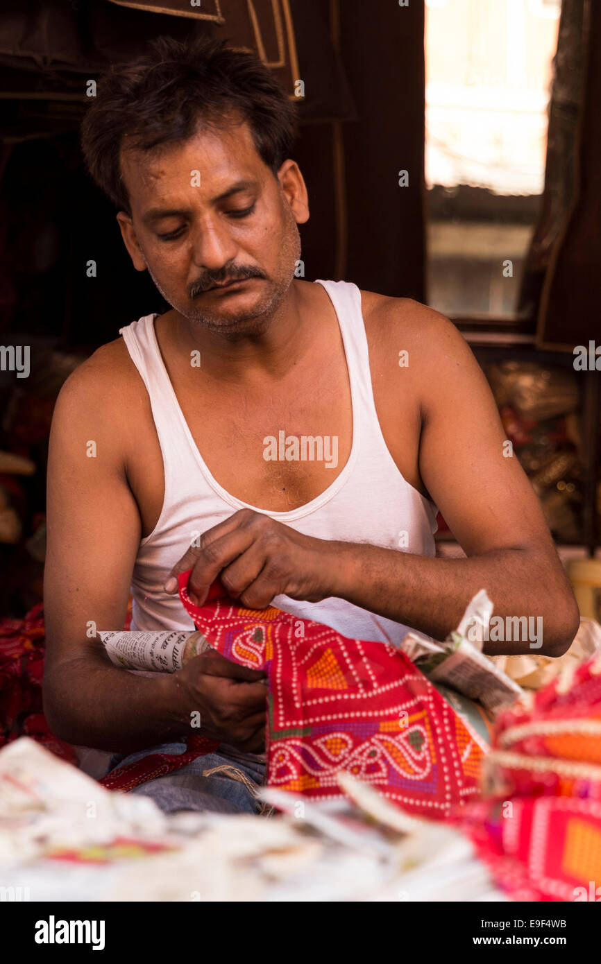 Uomo che fa un turbante. Jaipur, Rajasthan, India Foto Stock