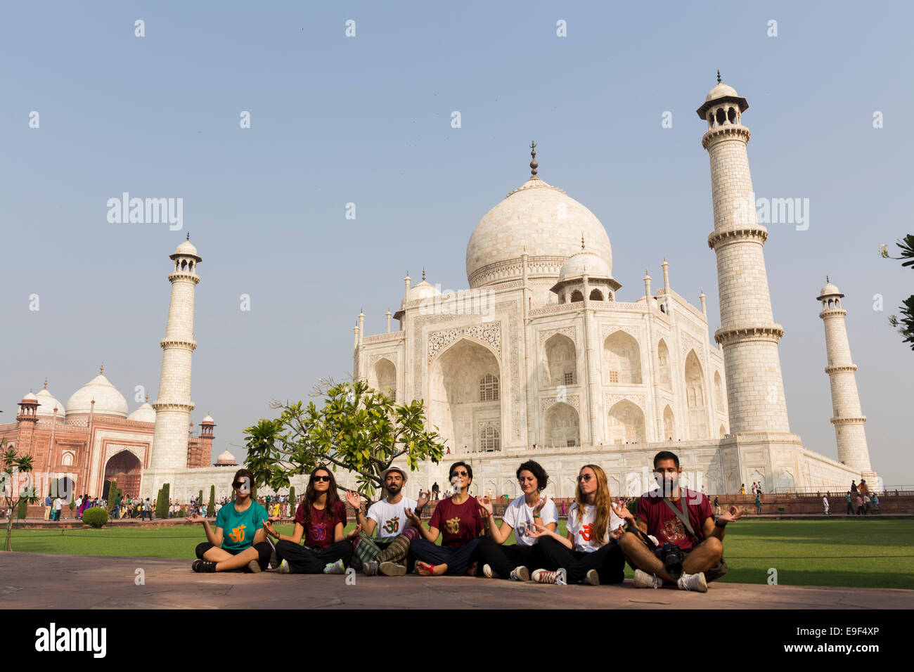 Foto di gruppo al Taj Mahal, Agra, Uttar Pradesh, India Foto Stock