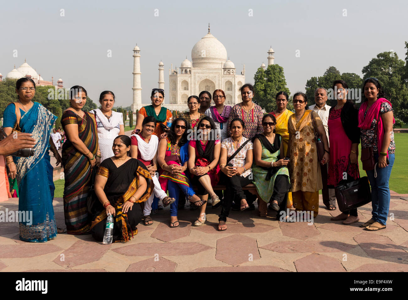 Foto di gruppo della famiglia indiana al Taj Mahal, Agra, Uttar Pradesh, India Foto Stock