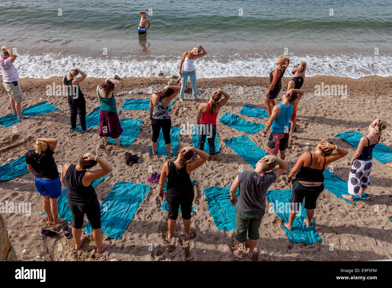 Un esercizio di classe sul Beach, Port de Soller, Mallorca - Spagna Foto Stock