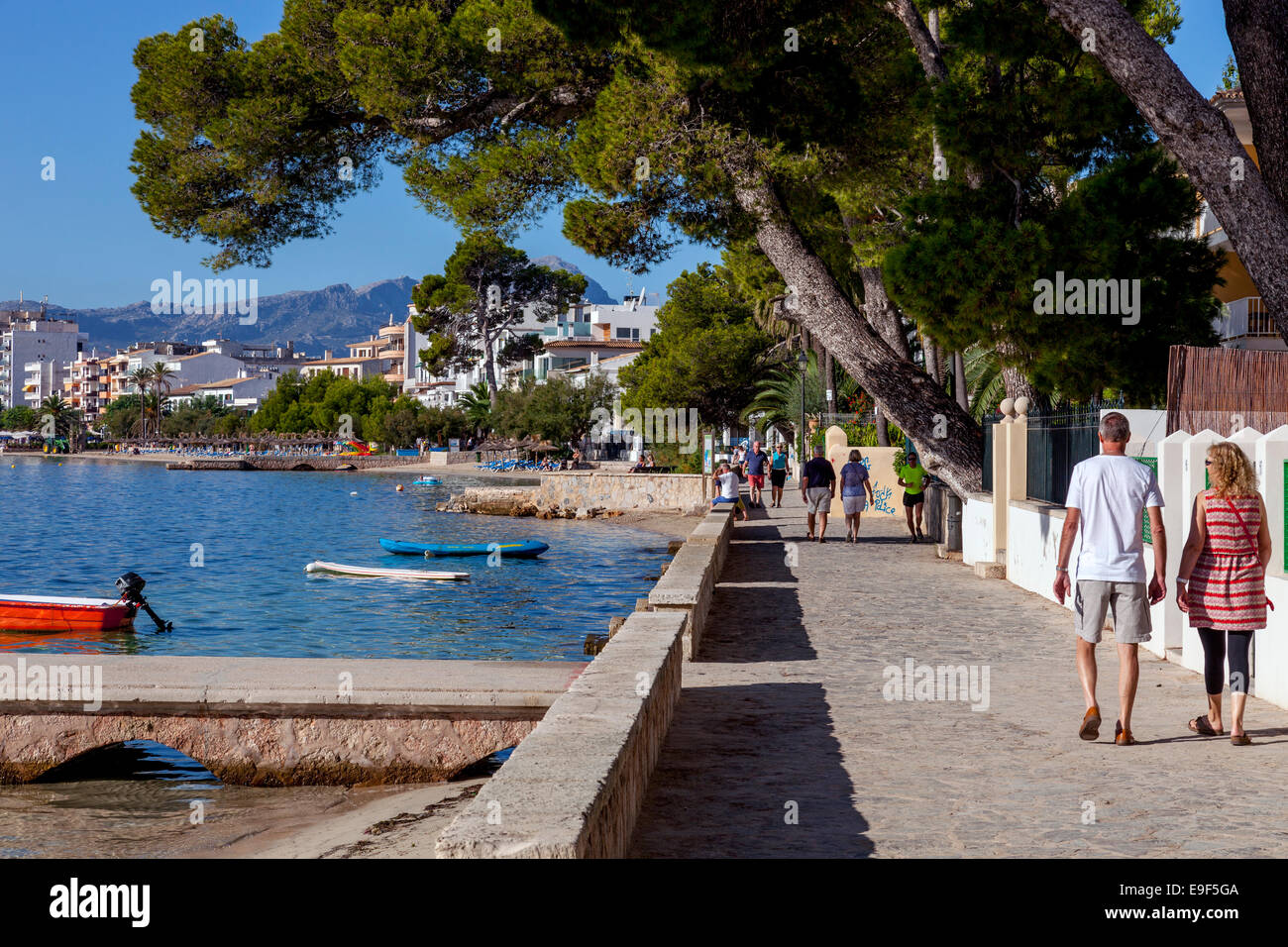 La passeggiata sul lungomare, Puerto de Pollensa, Mallorca - Spagna Foto Stock