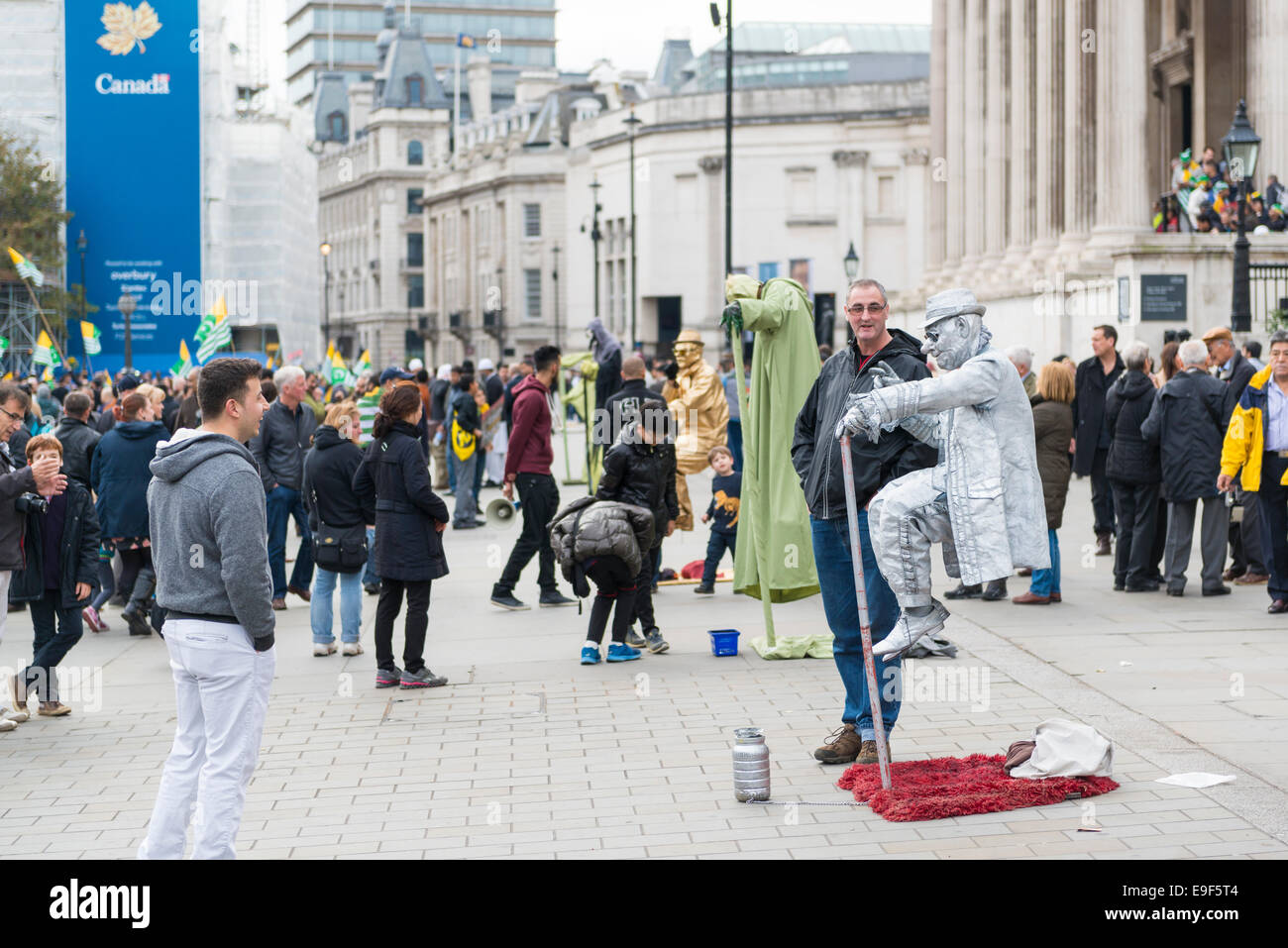 LONDON, Regno Unito - 26 ottobre: artisti di strada la levitazione nella trafficata e Trafalgar Square. Nella zona centrale di Londra, gli artisti di strada deve ottenere un per Foto Stock