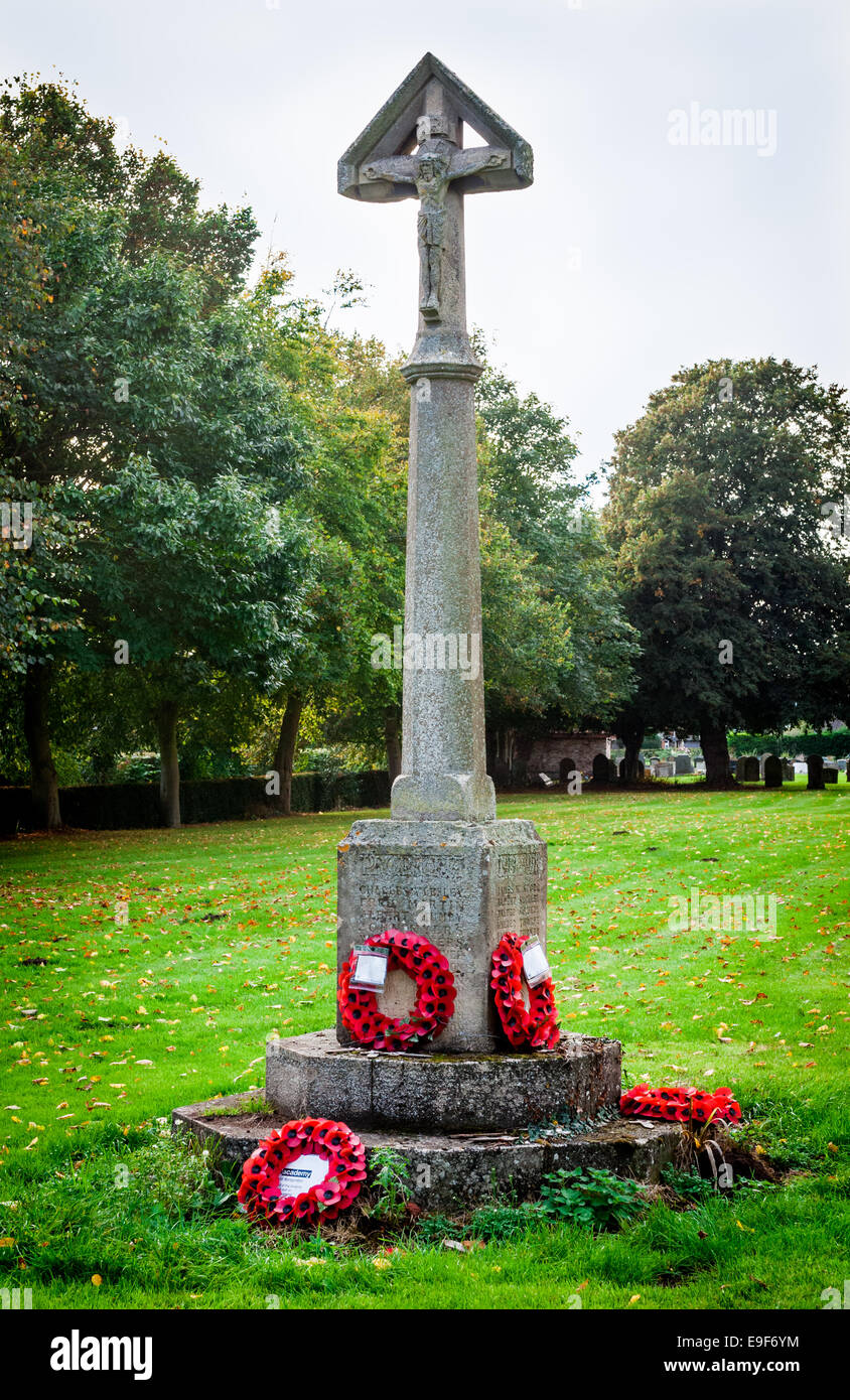 Il papavero ghirlande sul villaggio War Memorial - Old Leake, Boston, Lincolnshire, Inghilterra Foto Stock