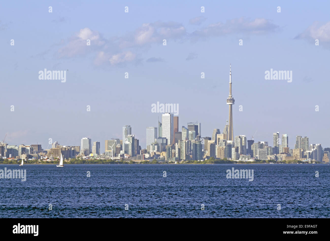 Lo skyline di Toronto dal lago Ontario Foto Stock