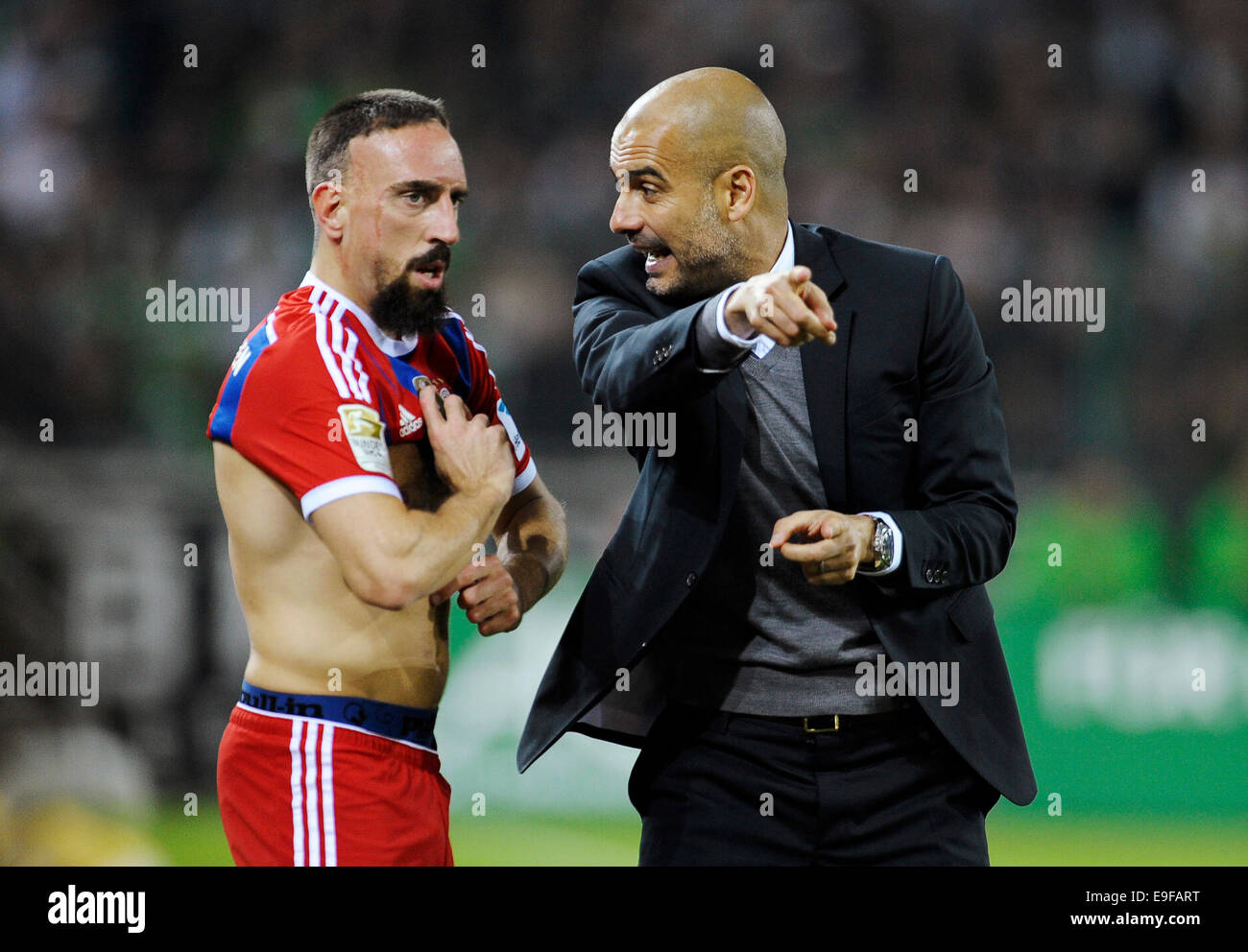 Moenchengladbach, Germania. 26 ottobre, 2014. Il calcio tedesco Bundesliga Borussia Monchengladbach vs FC Bayern Muenchen ----- Bayern manager Pep Guardiola incarica Frank Ribéry Credito: kolvenbach/Alamy Live News Foto Stock