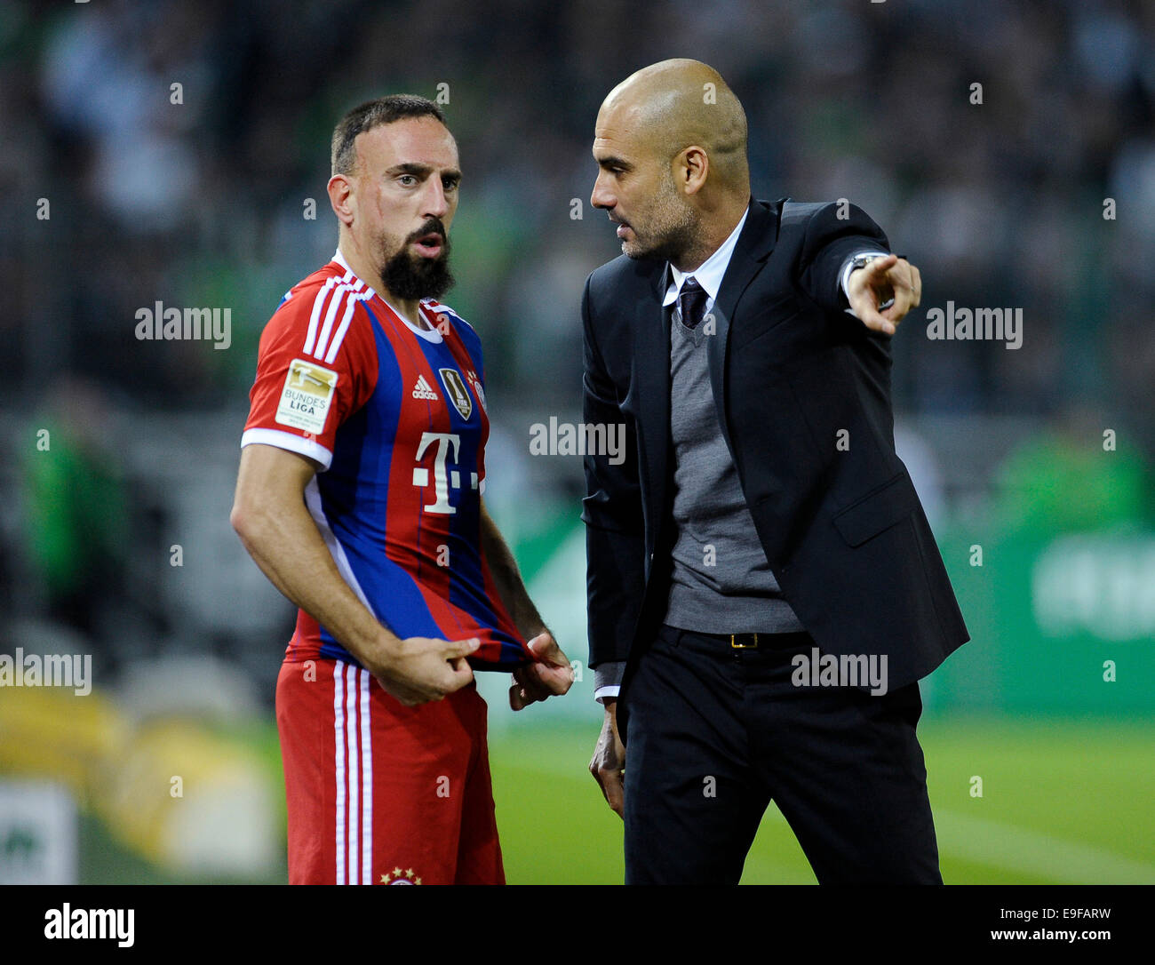 Moenchengladbach, Germania. 26 ottobre, 2014. Il calcio tedesco Bundesliga Borussia Monchengladbach vs FC Bayern Muenchen ----- Bayern manager Pep Guardiola incarica Frank Ribéry Credito: kolvenbach/Alamy Live News Foto Stock
