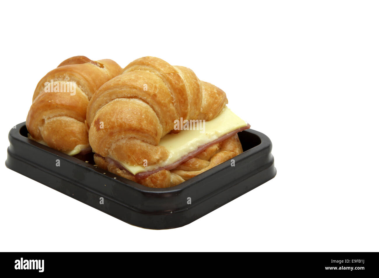 Due Prosciutto Formaggio croissant nel vassoio marrone Foto Stock