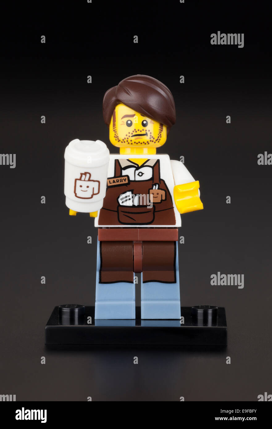 Tambov, Federazione Russa - Febbraio 10, 2014 LEGO Larry il barista minifigure su sfondo nero. LEGO serie di film. Foto Stock