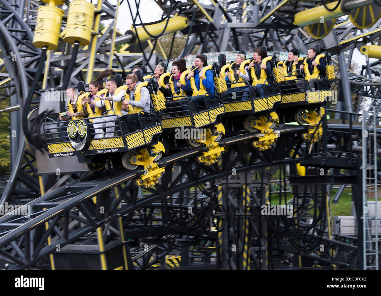 Il Sorridente Roller Coaster Ride al parco dei divertimenti di Alton Towers vicino a Cheadle Staffordshire England Regno Unito Regno Unito Foto Stock