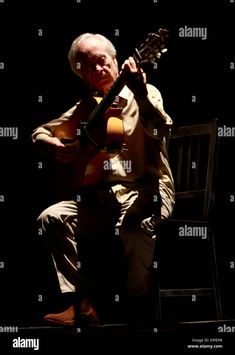 Paco Peña flamenco spagnola con il suo spettacolo Patrias, esplora attraverso la musica emotivo, fisico e impatto culturale della guerra su S Foto Stock