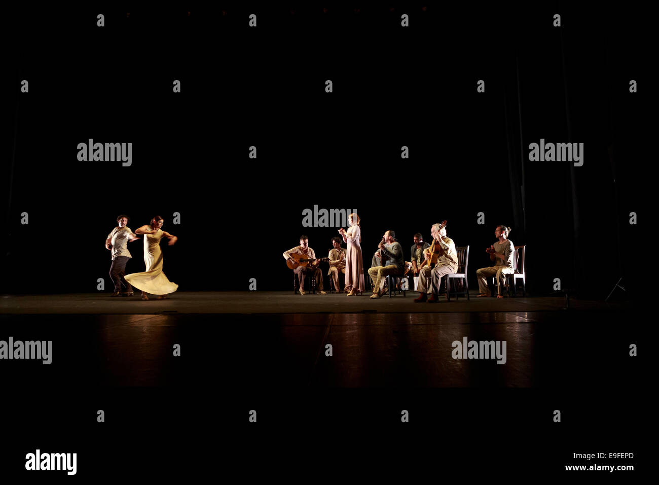Paco Peña flamenco spagnola con il suo spettacolo Patrias, esplora attraverso la musica emotivo, fisico e impatto culturale della guerra su S Foto Stock