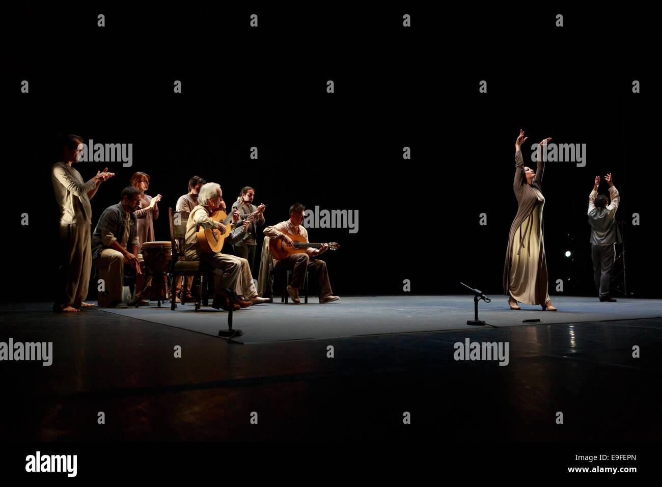 Paco Peña flamenco spagnola con il suo spettacolo Patrias, esplora attraverso la musica emotivo, fisico e impatto culturale della guerra su S Foto Stock