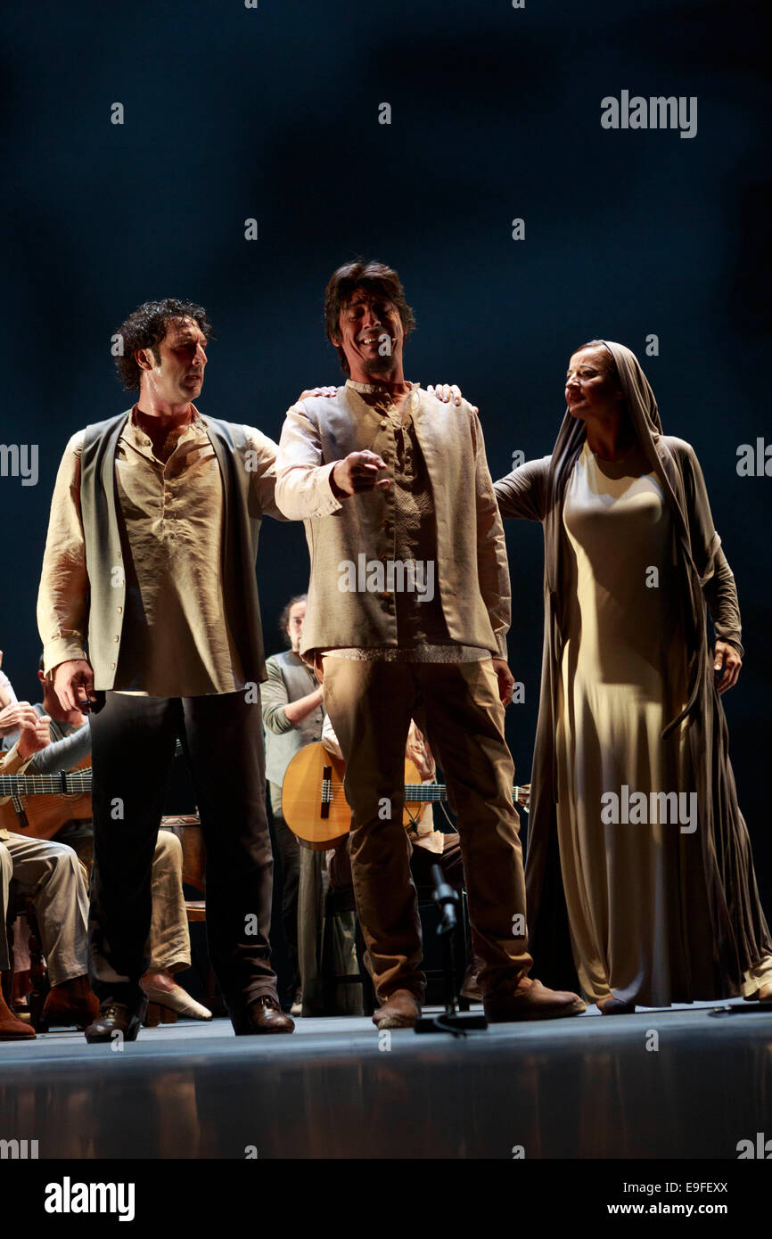 Paco Peña flamenco spagnola con il suo spettacolo Patrias, esplora attraverso la musica emotivo, fisico e impatto culturale della guerra su S Foto Stock