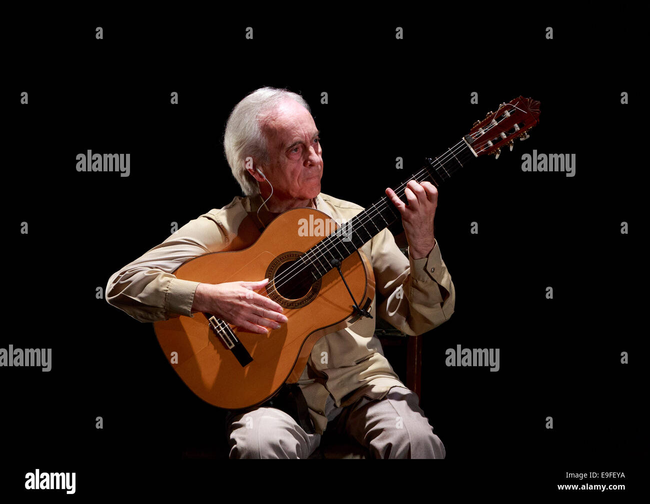Paco Peña flamenco spagnola con il suo spettacolo Patrias, esplora attraverso la musica emotivo, fisico e impatto culturale della guerra su S Foto Stock