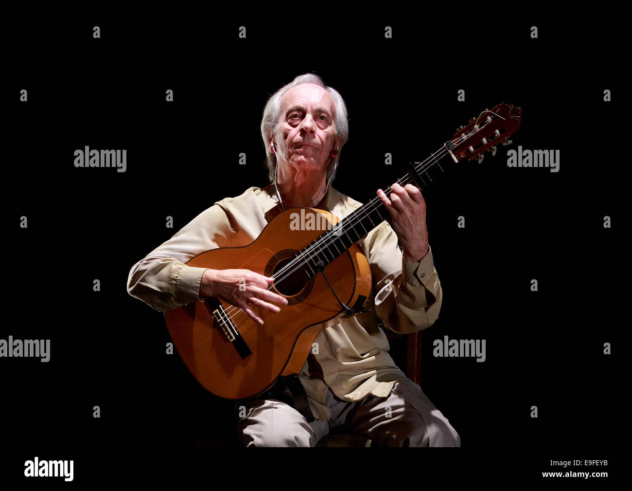 Paco Peña flamenco spagnola con il suo spettacolo Patrias, esplora attraverso la musica emotivo, fisico e impatto culturale della guerra Foto Stock