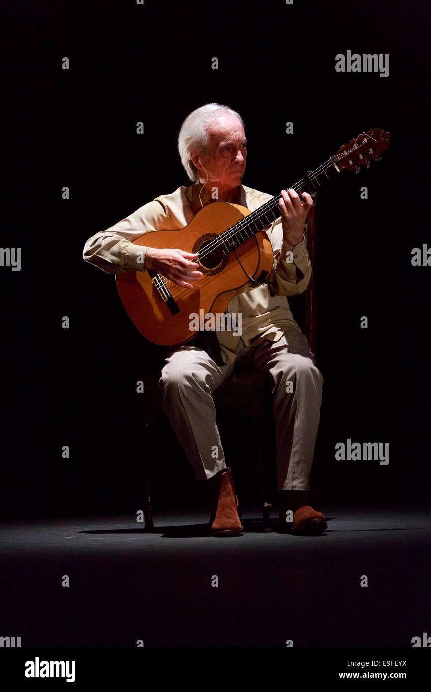 Paco Peña flamenco spagnola con il suo spettacolo Patrias, esplora attraverso la musica emotivo, fisico e impatto culturale della guerra su S Foto Stock