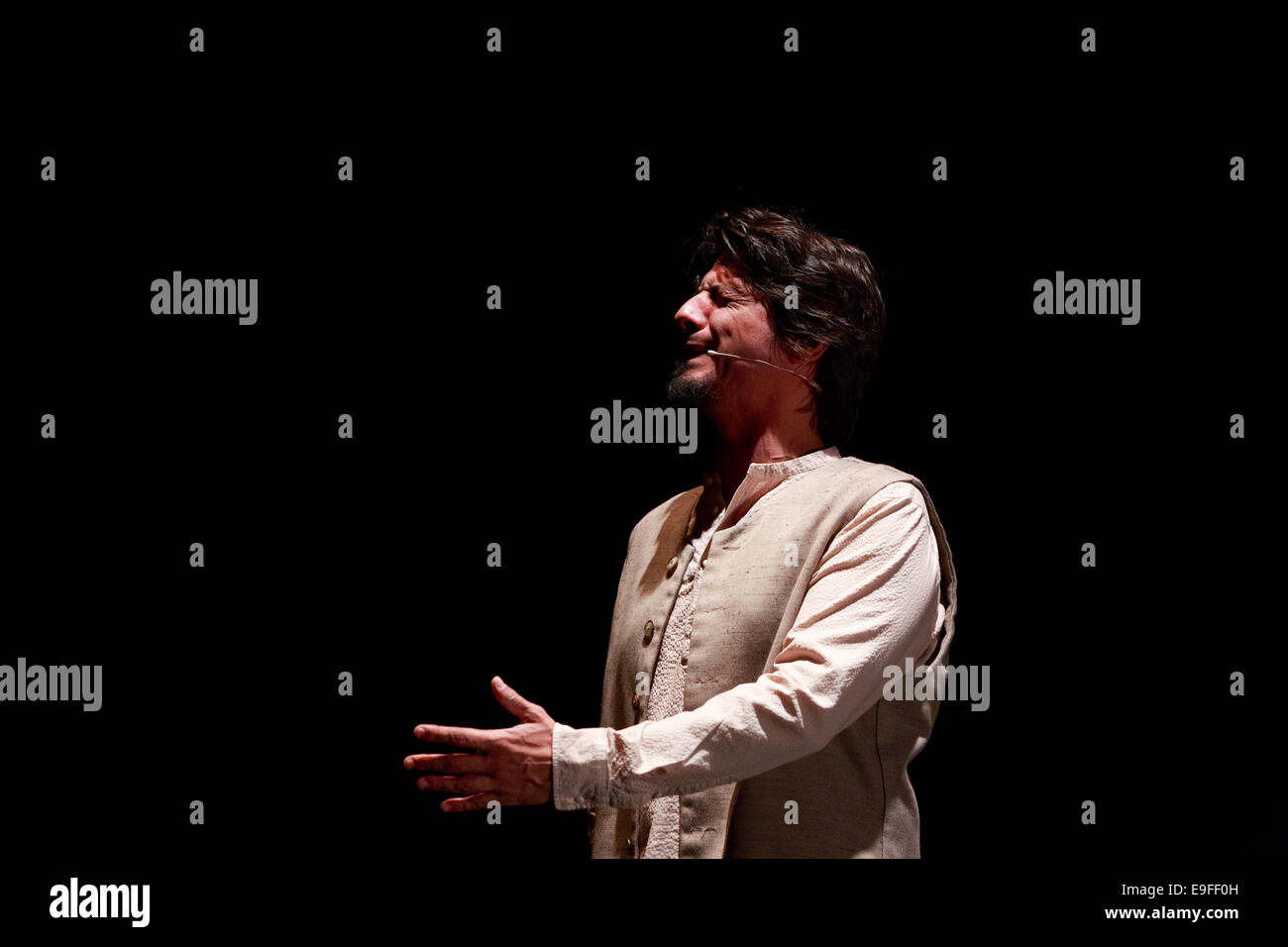Paco Peña flamenco spagnola con il suo spettacolo Patrias, esplora attraverso la musica emotivo, fisico e impatto culturale della guerra su S Foto Stock