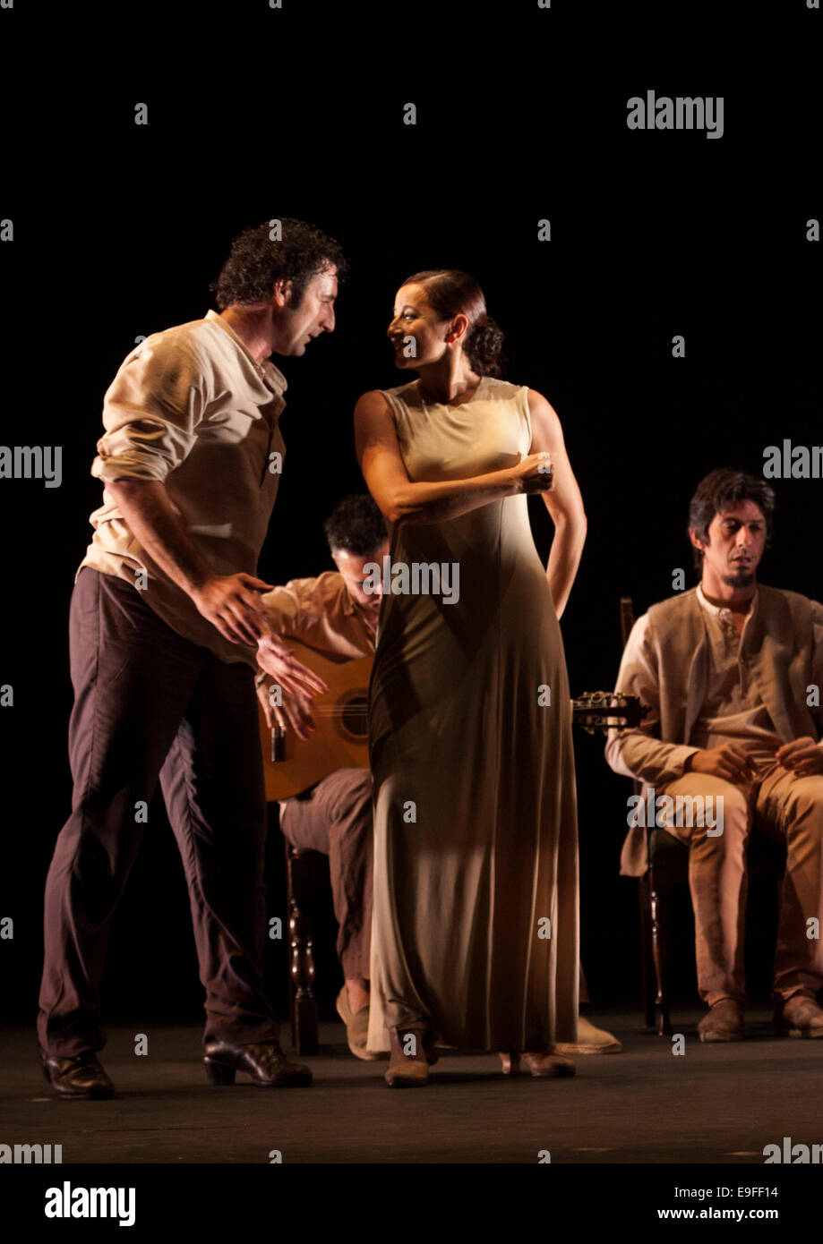 Paco Peña flamenco spagnola con il suo spettacolo Patrias, esplora attraverso la musica emotivo, fisico e impatto culturale della guerra su S Foto Stock