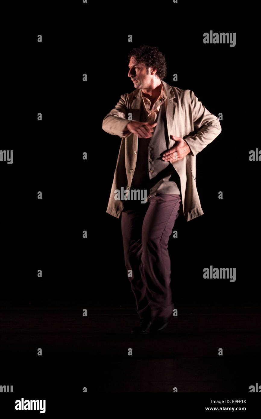 Paco Peña flamenco spagnola con il suo spettacolo Patrias, esplora attraverso la musica emotivo, fisico e impatto culturale della guerra su S Foto Stock
