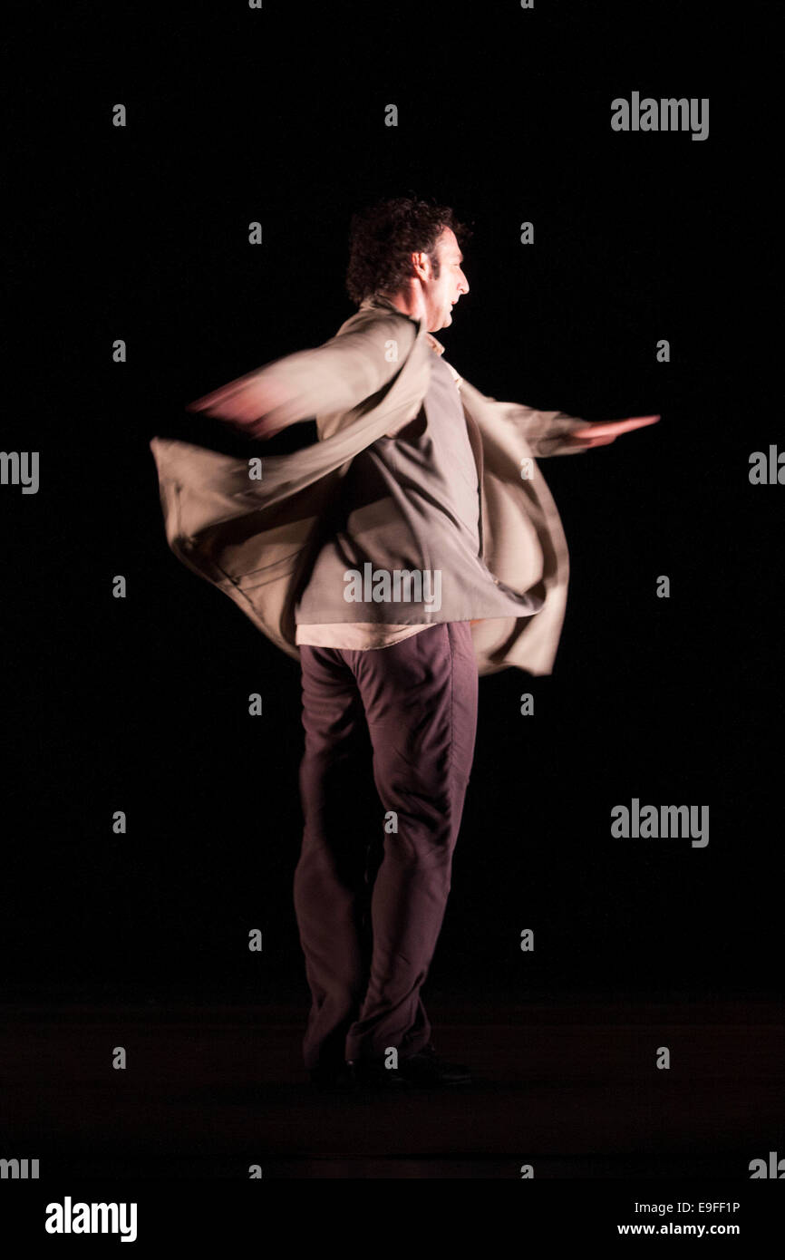 Paco Peña flamenco spagnola con il suo spettacolo Patrias, esplora attraverso la musica emotivo, fisico e impatto culturale della guerra su S Foto Stock