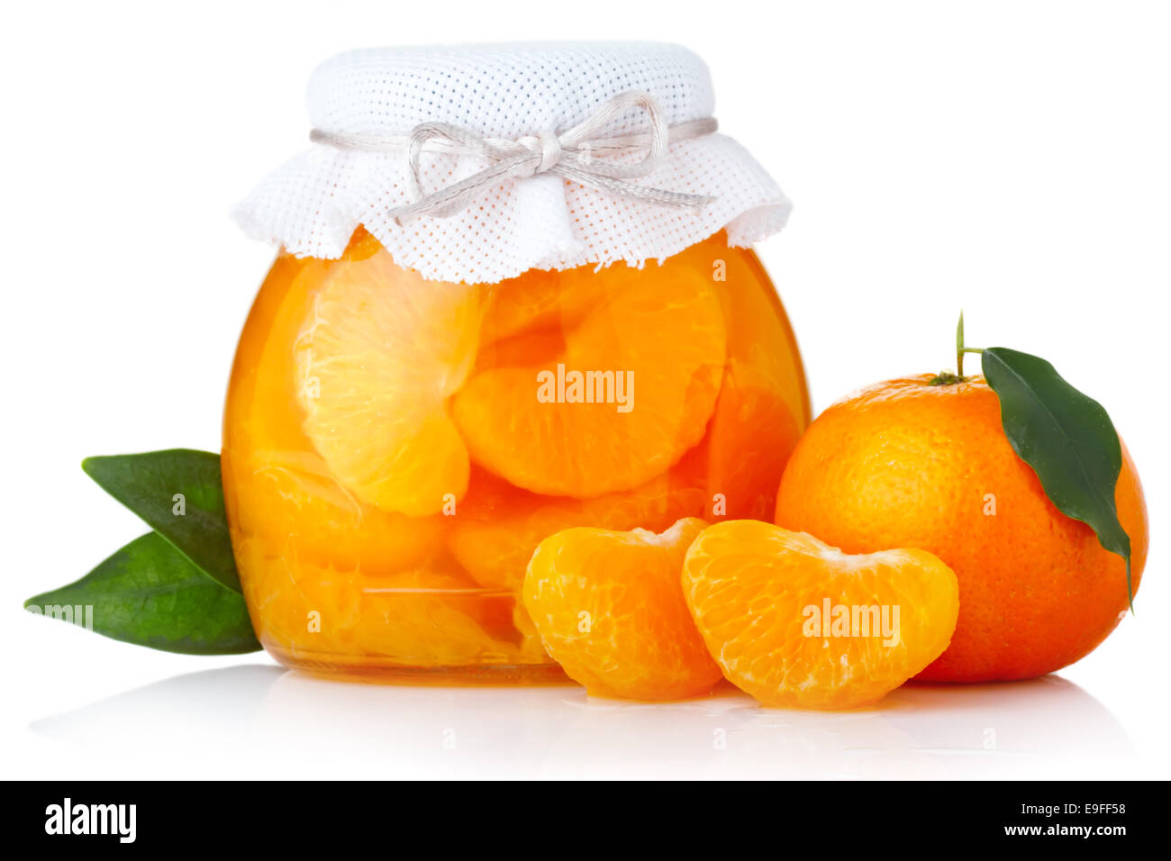 Tangerine jam con frutti maturi isolato Foto Stock