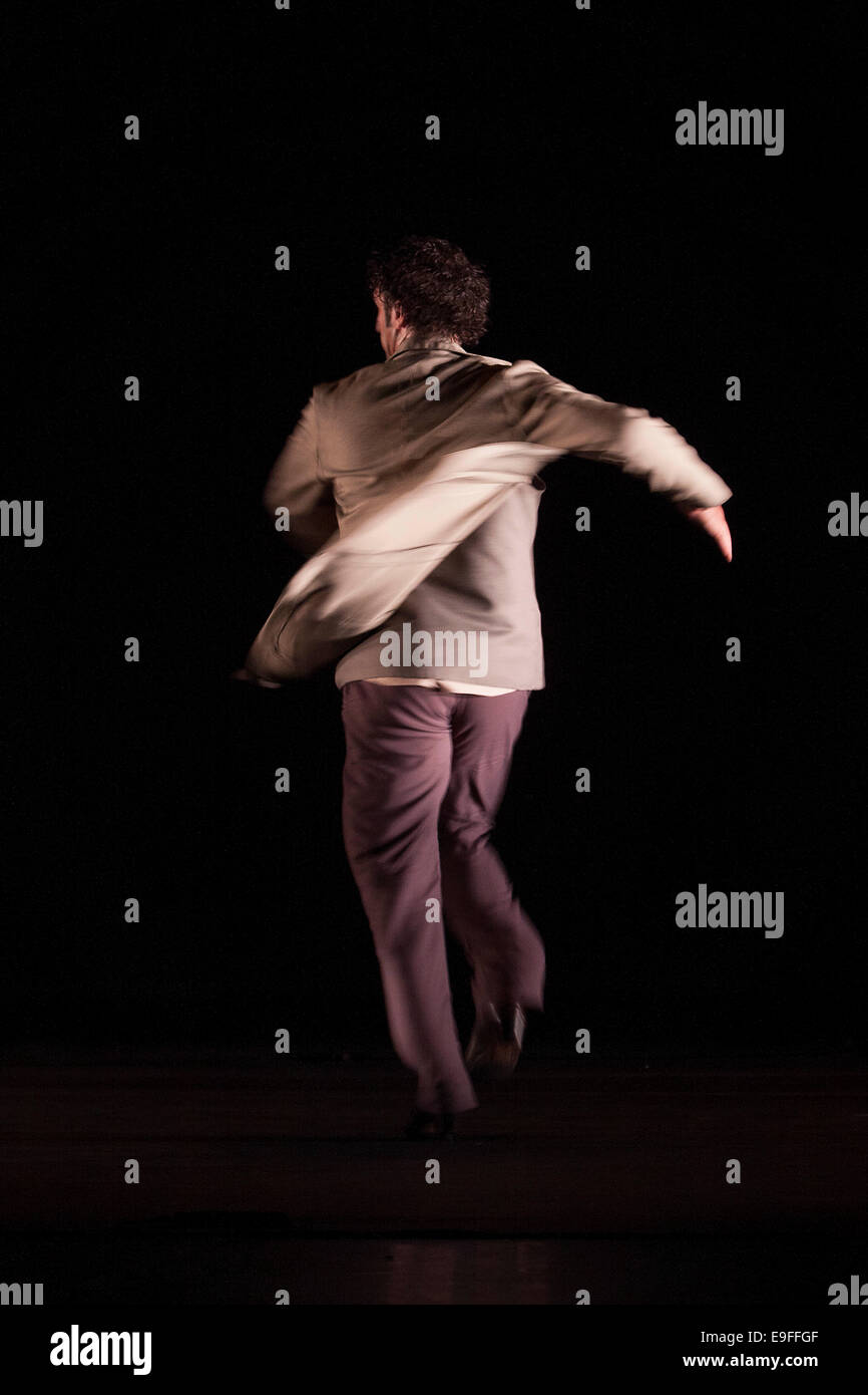 Paco Peña flamenco spagnola con il suo spettacolo Patrias, esplora attraverso la musica emotivo, fisico e impatto culturale della guerra su S Foto Stock