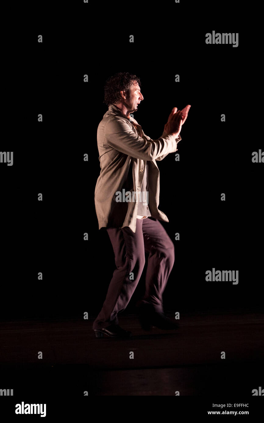 Paco Peña flamenco spagnola con il suo spettacolo Patrias, esplora attraverso la musica emotivo, fisico e impatto culturale della guerra su S Foto Stock