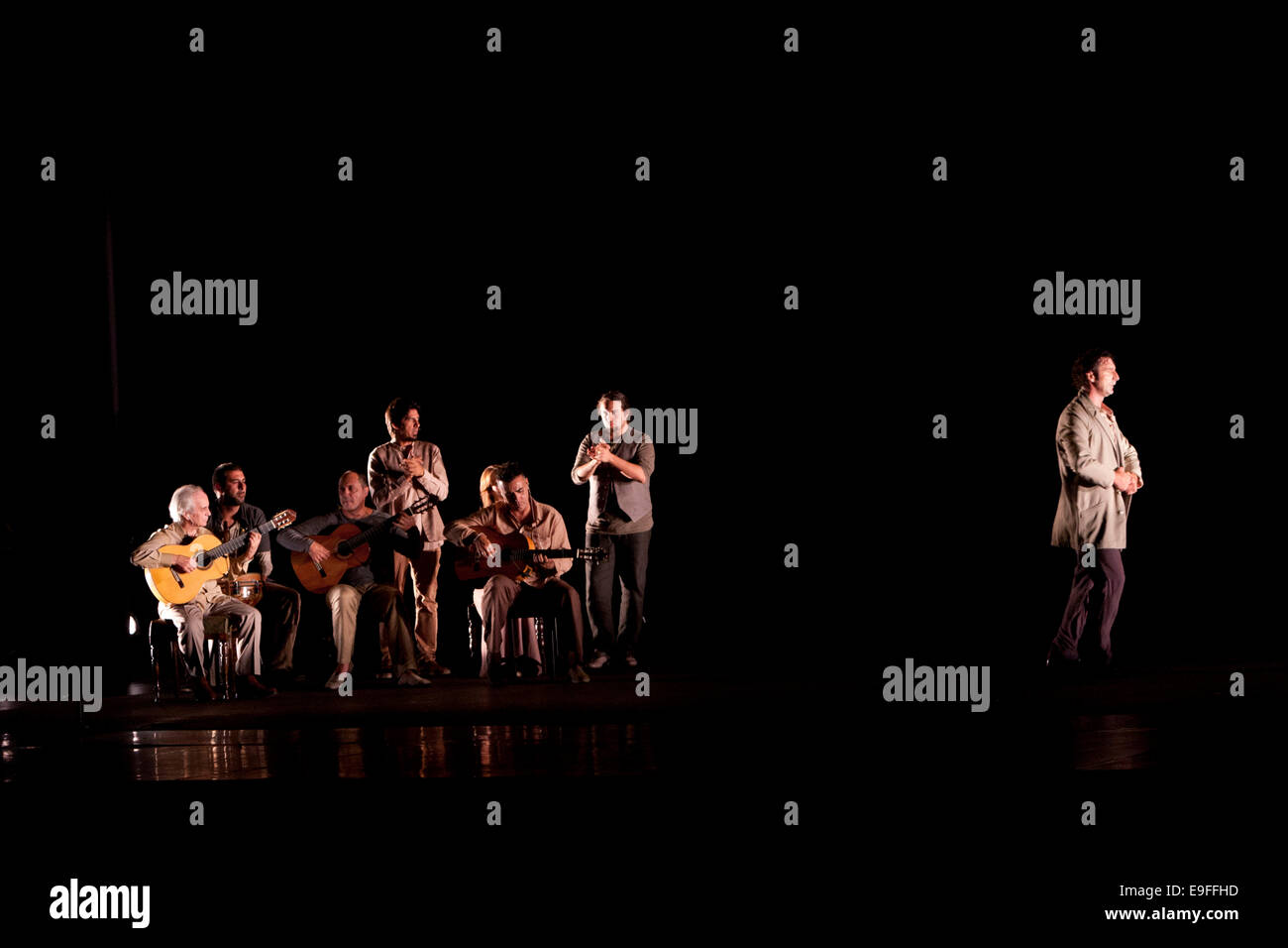 Paco Peña flamenco spagnola con il suo spettacolo Patrias, esplora attraverso la musica emotivo, fisico e impatto culturale della guerra su S Foto Stock