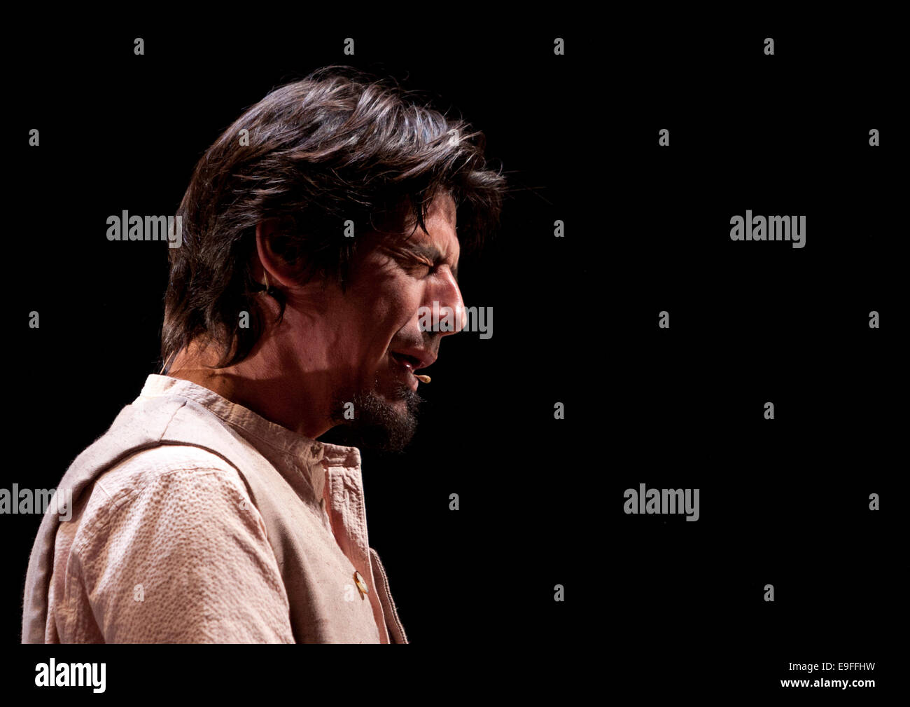 Paco Peña flamenco spagnola con il suo spettacolo Patrias, esplora attraverso la musica emotivo, fisico e impatto culturale della guerra su S Foto Stock
