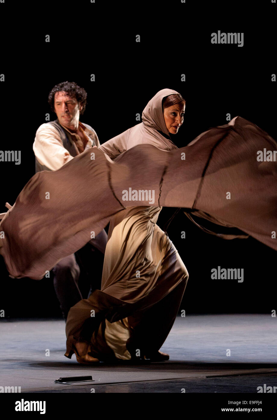 Paco Peña flamenco spagnola con il suo spettacolo Patrias, esplora attraverso la musica emotivo, fisico e impatto culturale della guerra su S Foto Stock
