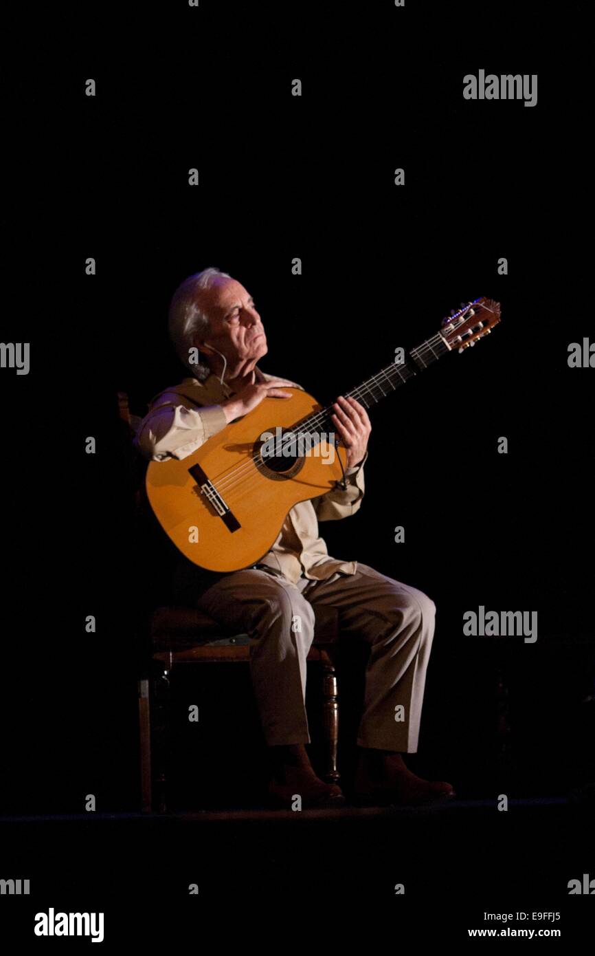 Paco Peña flamenco spagnola con il suo spettacolo Patrias, esplora attraverso la musica emotivo, fisico e impatto culturale della guerra Foto Stock