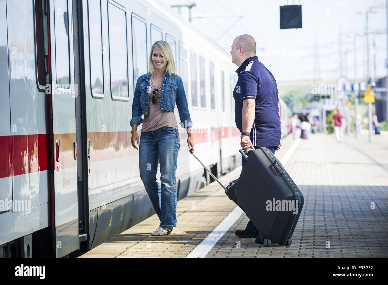 Paar mit Koffer auf dem Bahnsteig Foto Stock