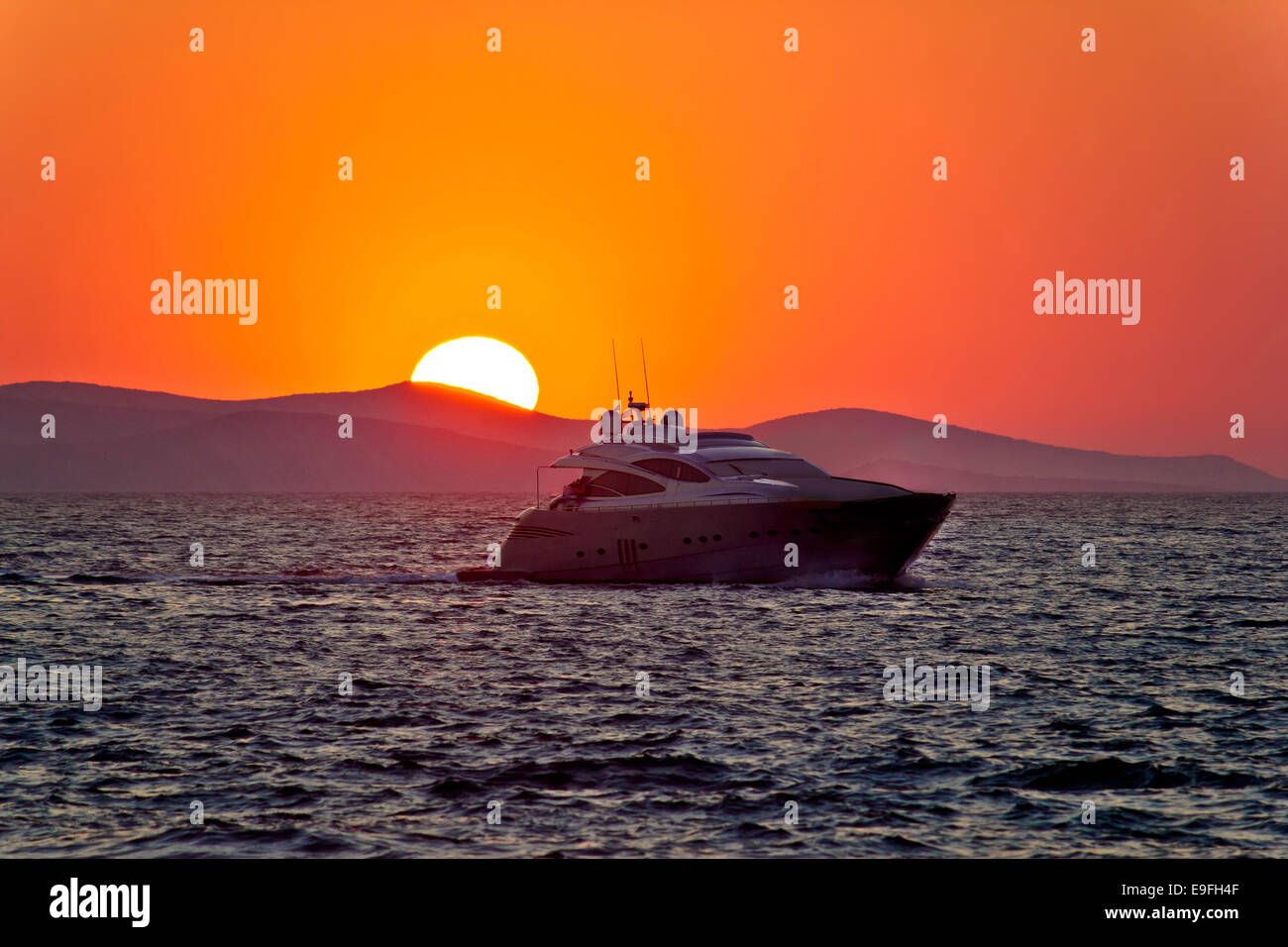 Yacht sul mare con tramonto epic Foto Stock