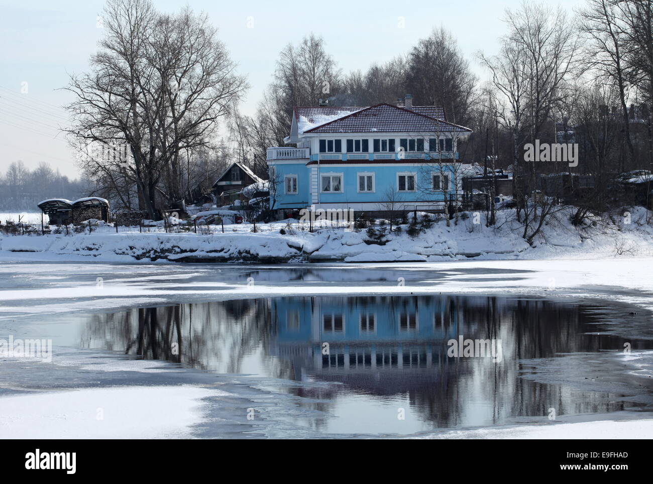 Casa sulla riva del fiume Foto Stock