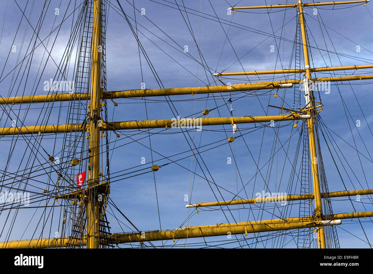 Tall Ship a montanti della vecchia scuola di vela nave contro nuvoloso cielo blu Foto Stock
