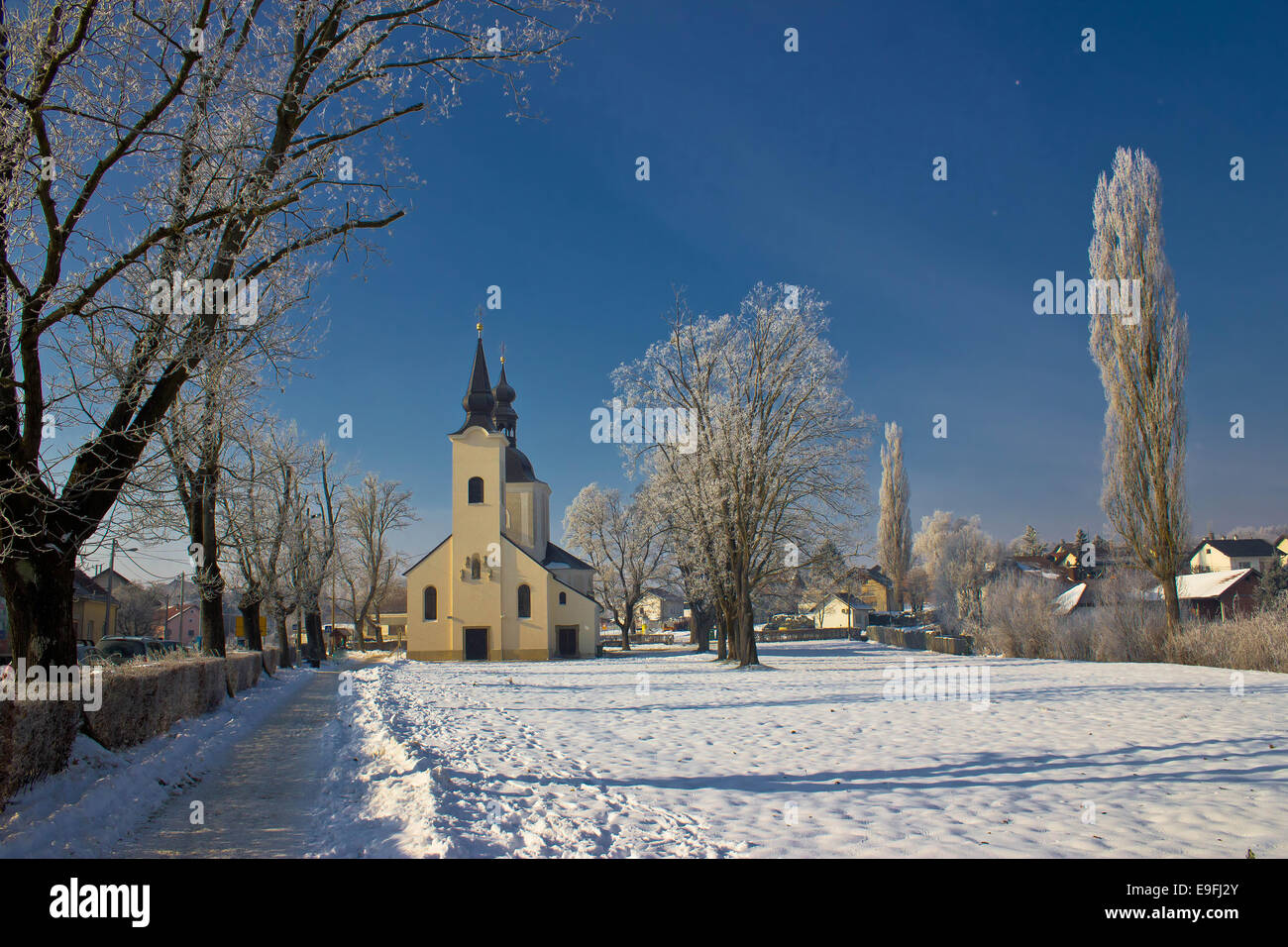 Inverno idilliaco - Chiesa nella neve Foto Stock