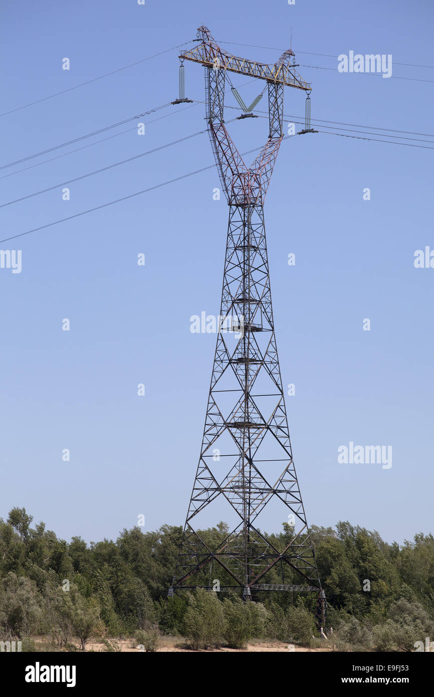 La trasmissione della potenza della torre contro il cielo blu Foto Stock