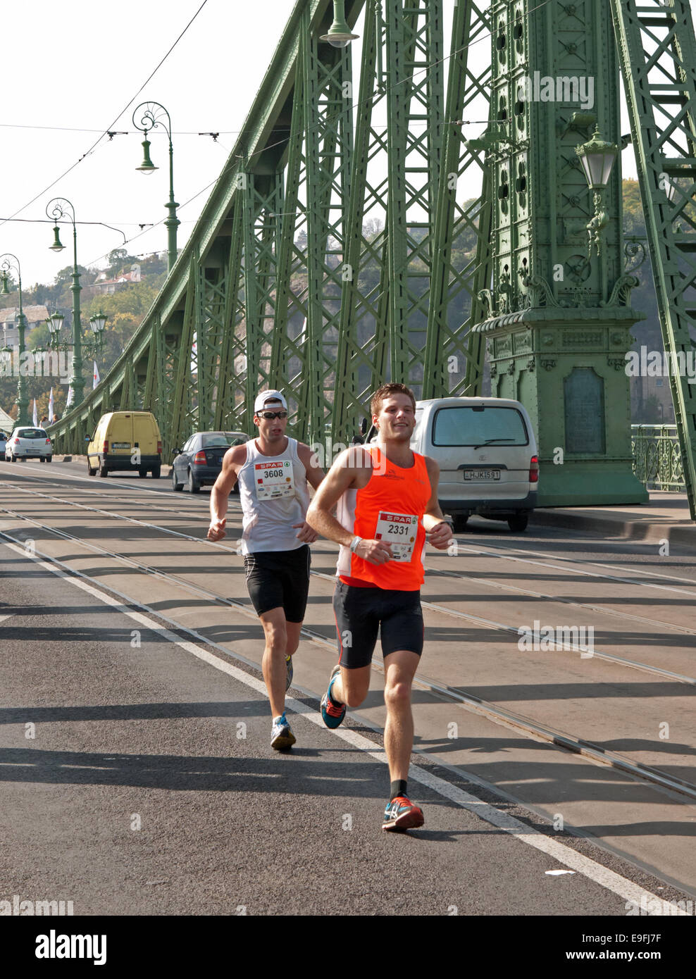 Guide di scorrimento sul ponte della Libertà a Budapest Spar Marathon, Budapest, Ungheria Foto Stock