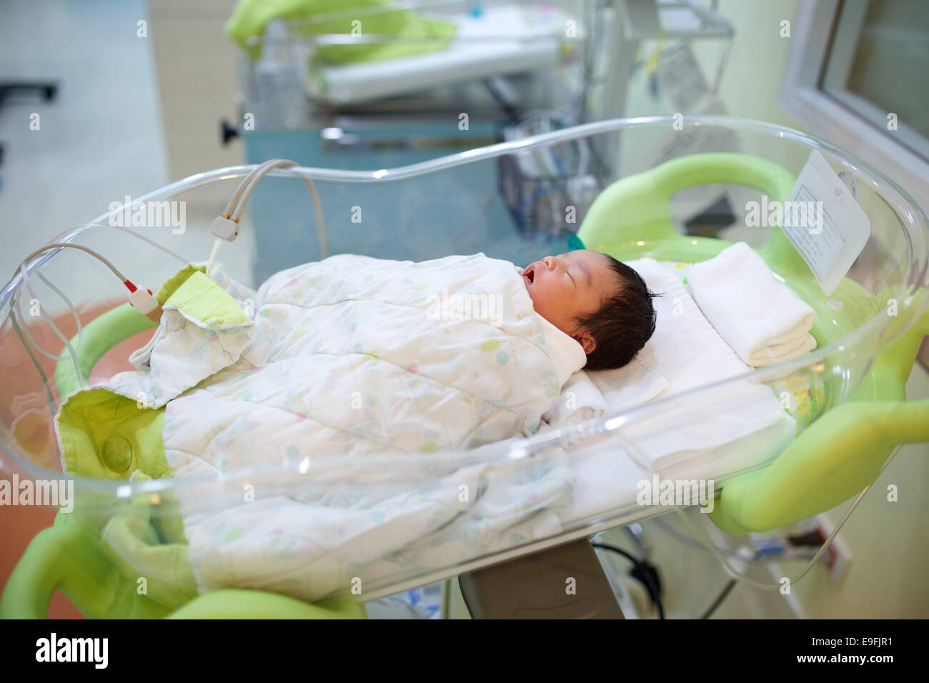 Neonato dormono in culla dell'ospedale Foto stock - Alamy