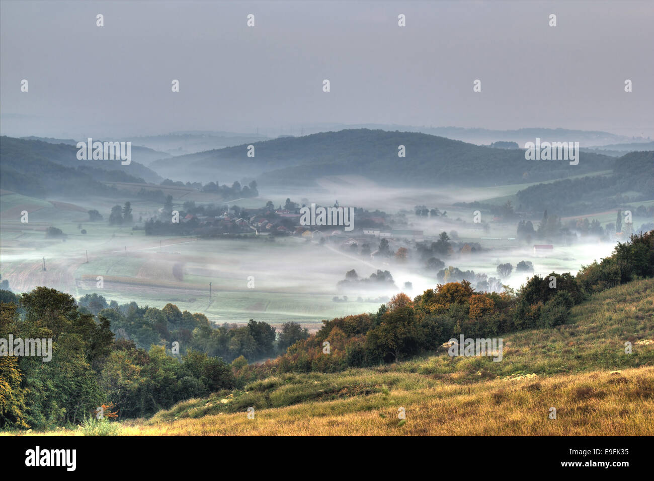Rurale del villaggio di montagna nella nebbia vista aerea Foto Stock
