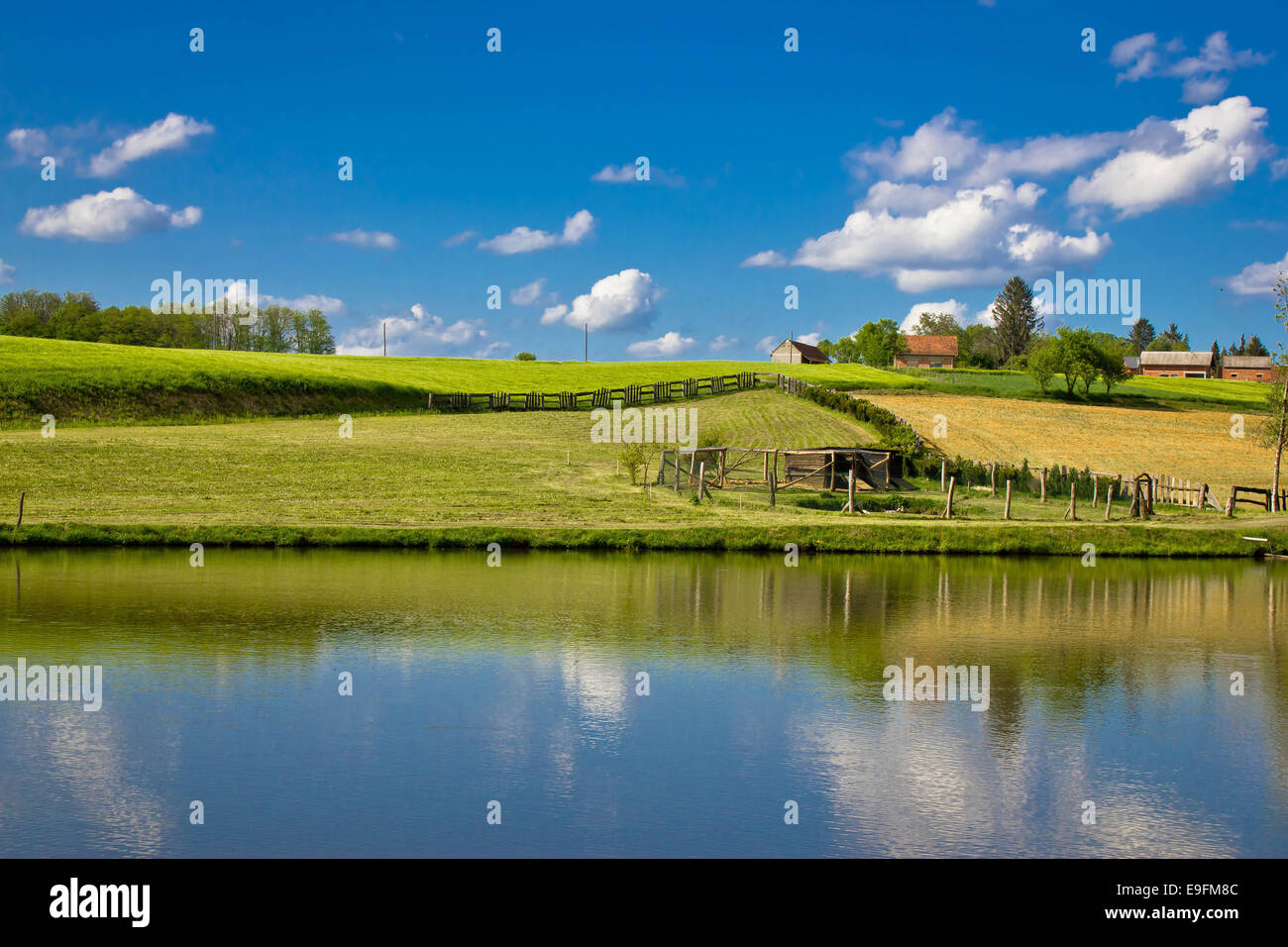 Paesaggio verde e blu del lago e cielo Foto Stock