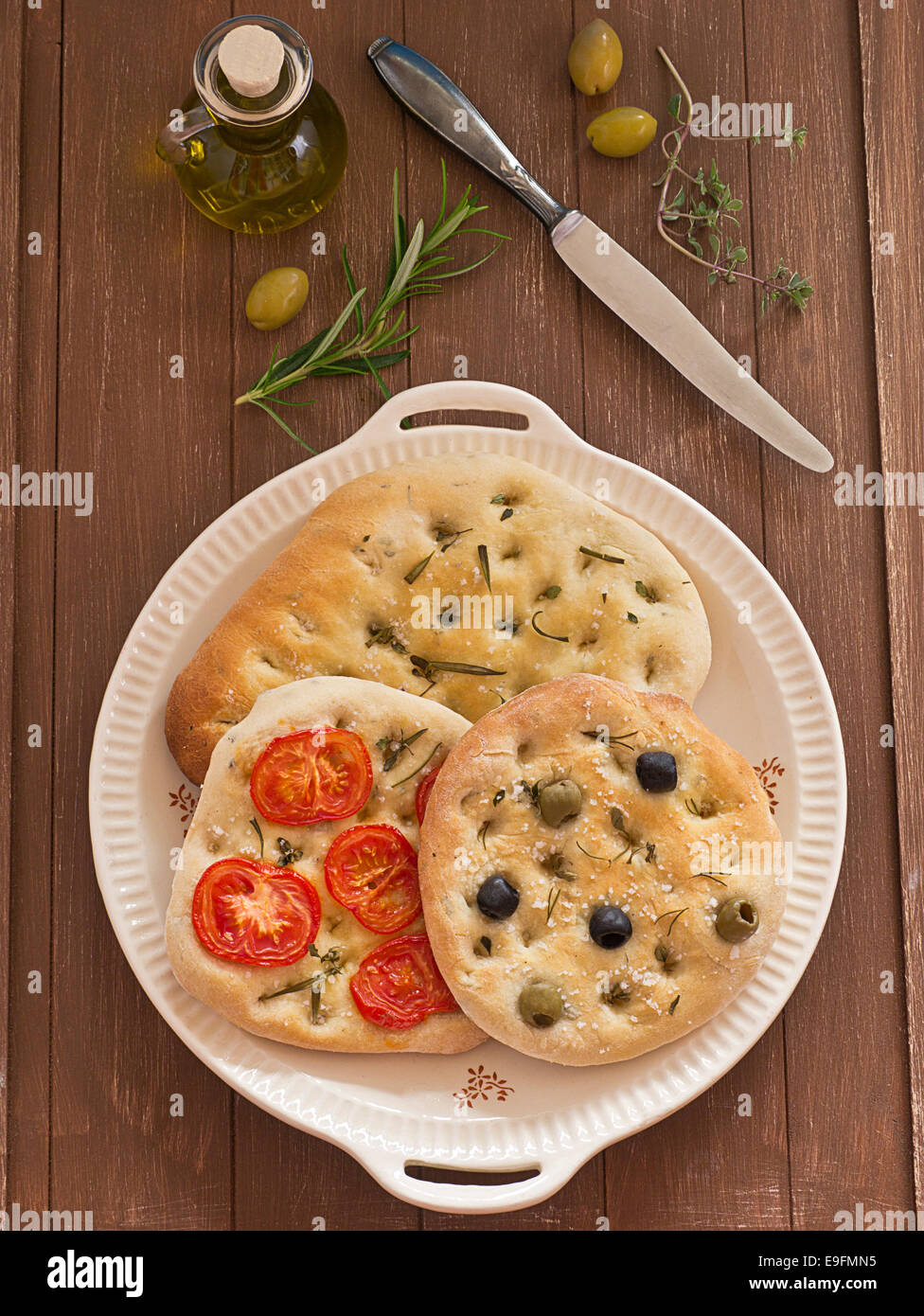 Focaccia con pomodoro e olive Foto Stock