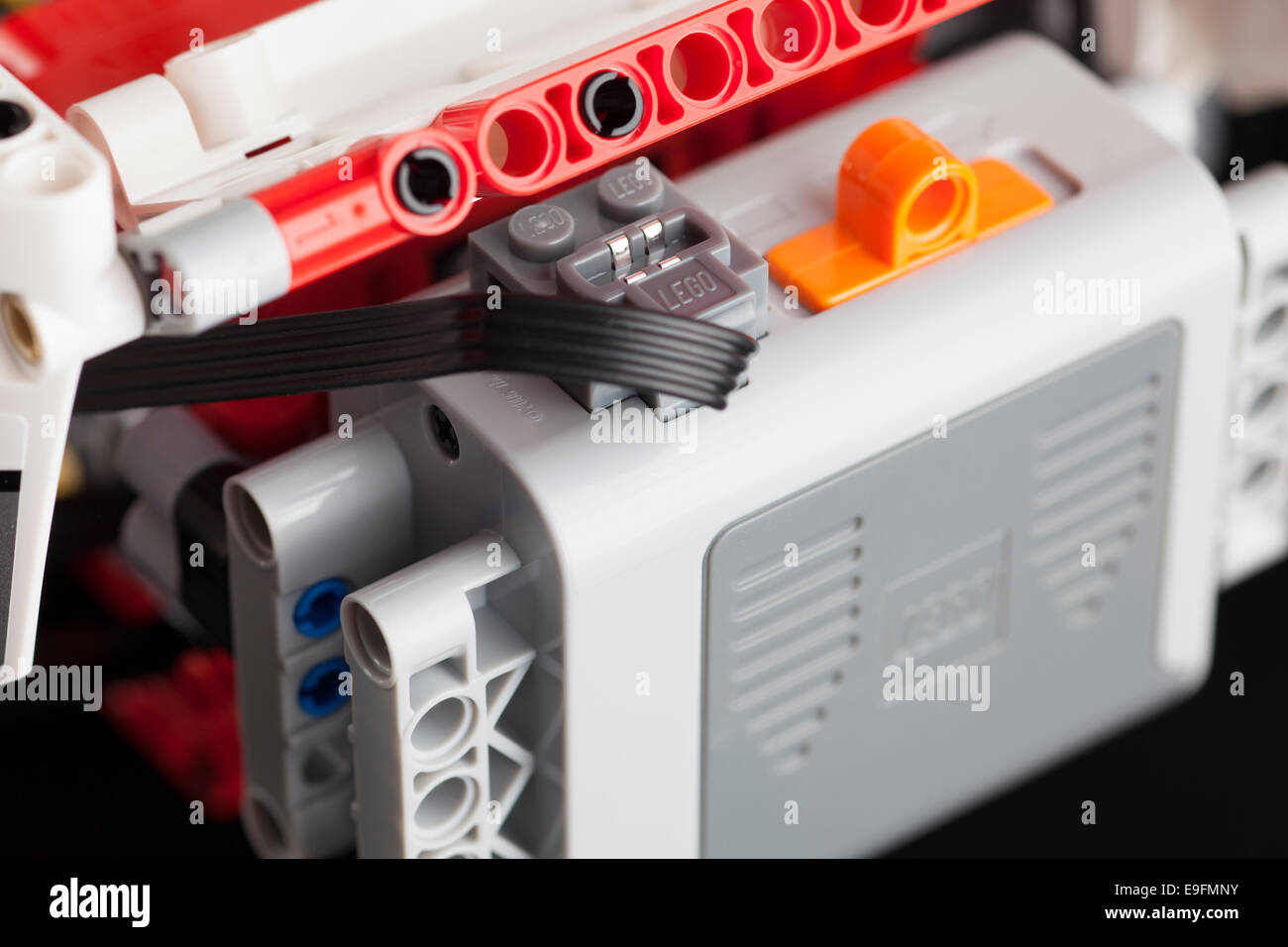 Tambov, Federazione Russa - 12 Gennaio 2014: LEGO le funzioni di alimentazione scatola batteria. Elemento 8293. Studio shot. Foto Stock