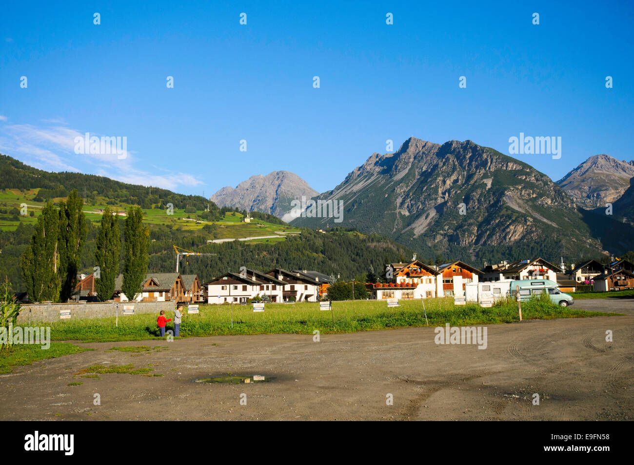 Piccolo villaggio nelle Dolomiti, Italia Foto Stock