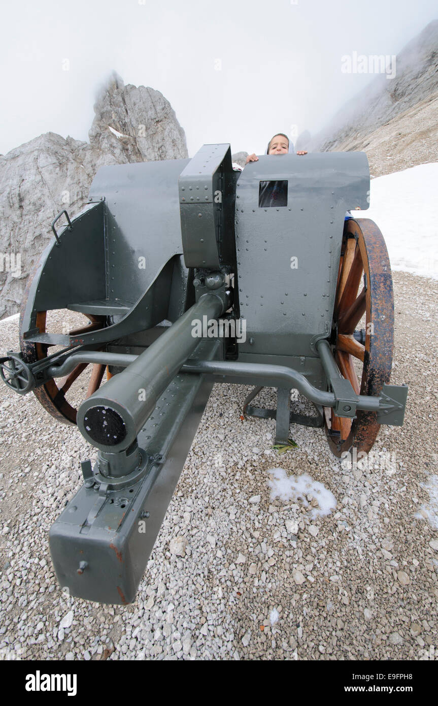 La prima guerra mondiale il cannone sul Monte Marmolada nel nordest d'Italia. La montagna più alta delle Dolomiti Foto Stock