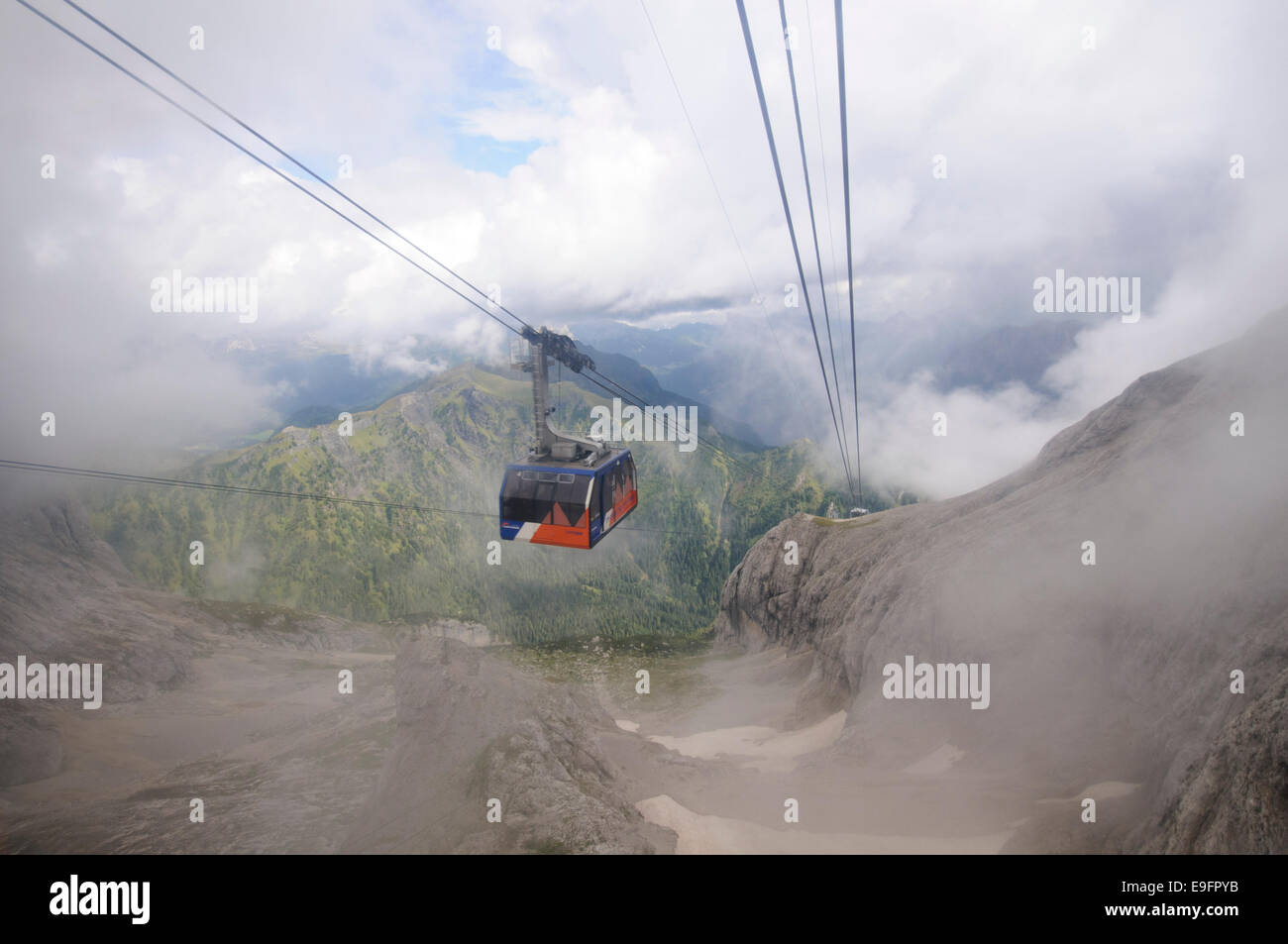 Montare Marmolada nel nordest d'Italia. La montagna più alta delle Dolomiti la funivia Foto Stock