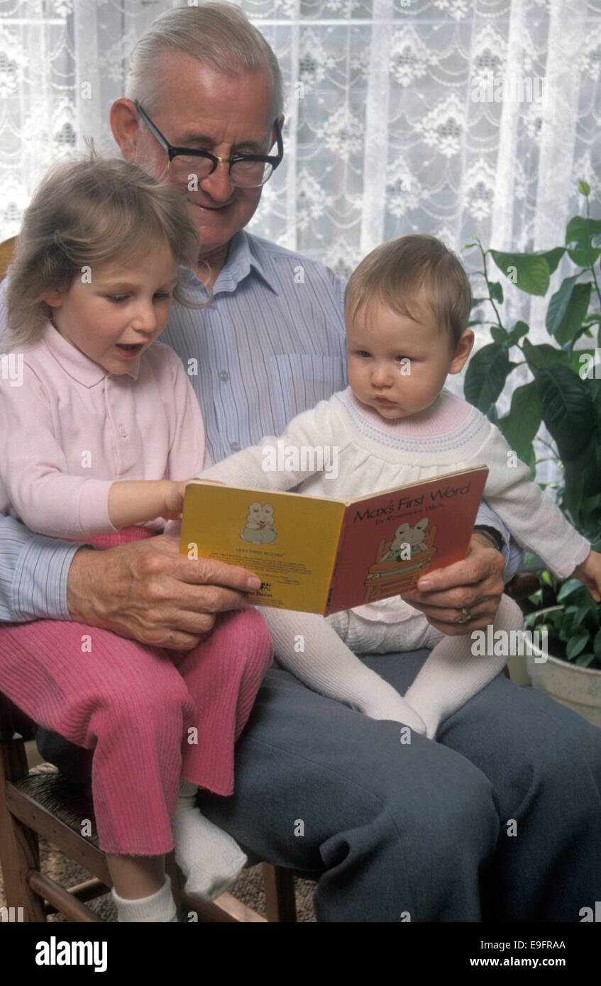 Il Nonno tradizionale lettura di bambino e di bambino Foto Stock
