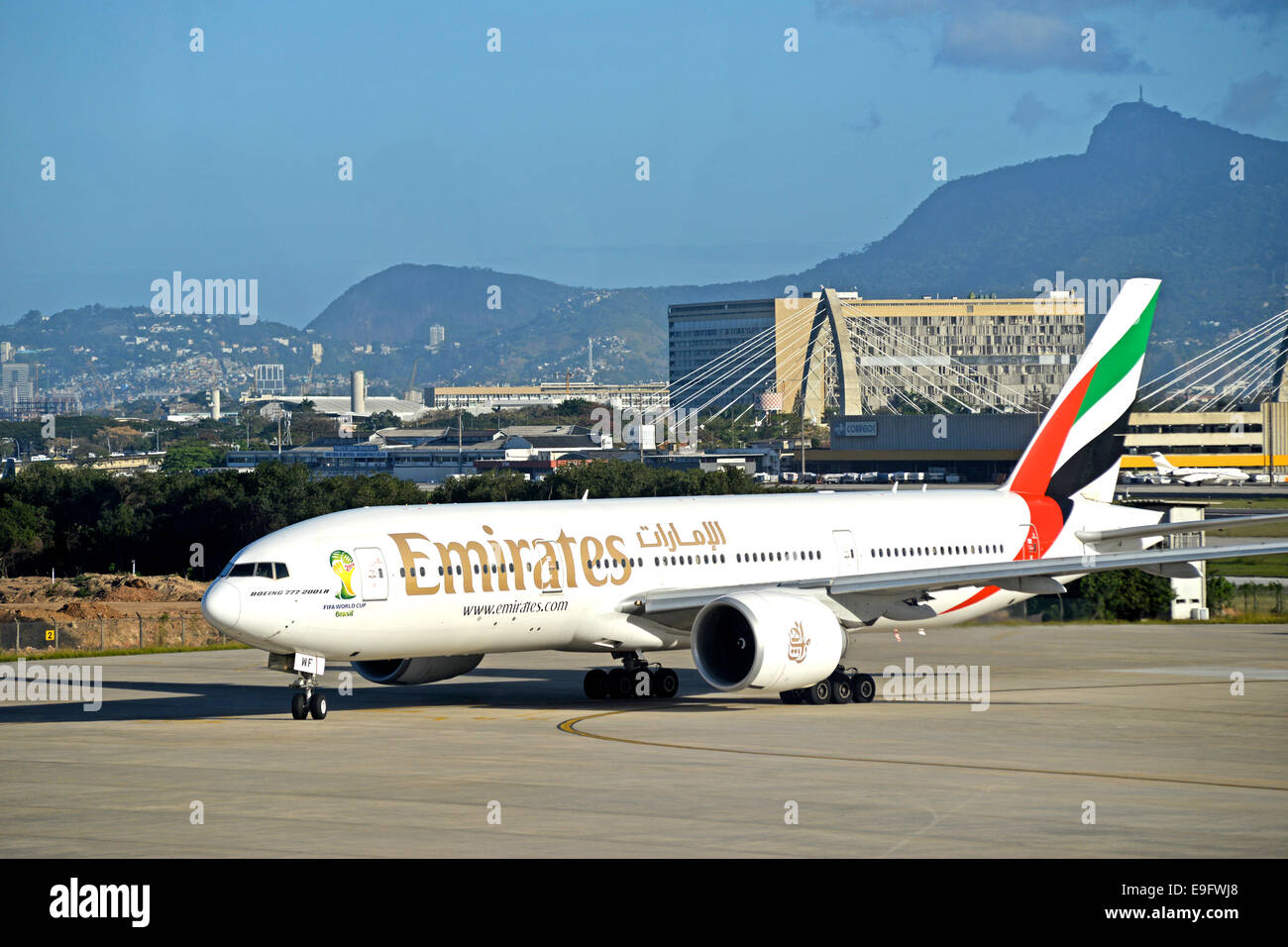 Boeing 777-200 di Emirates Airlines in Rio de Janeiro Galeao aeroporto internazionale Brasile Foto Stock